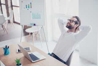 Empresarios satisfechos con la instalación LED